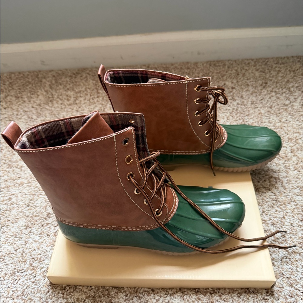Yoki Brown and Green Winter Boots